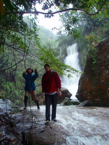 大雨、大滝の中の即席安全地帯。